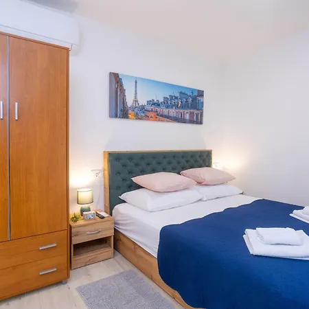 Belly Apartment Split