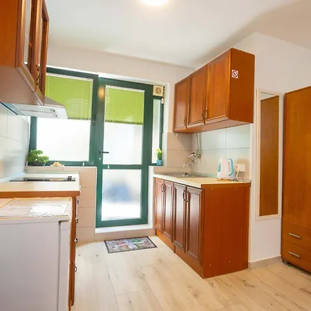 Belly Apartment Split